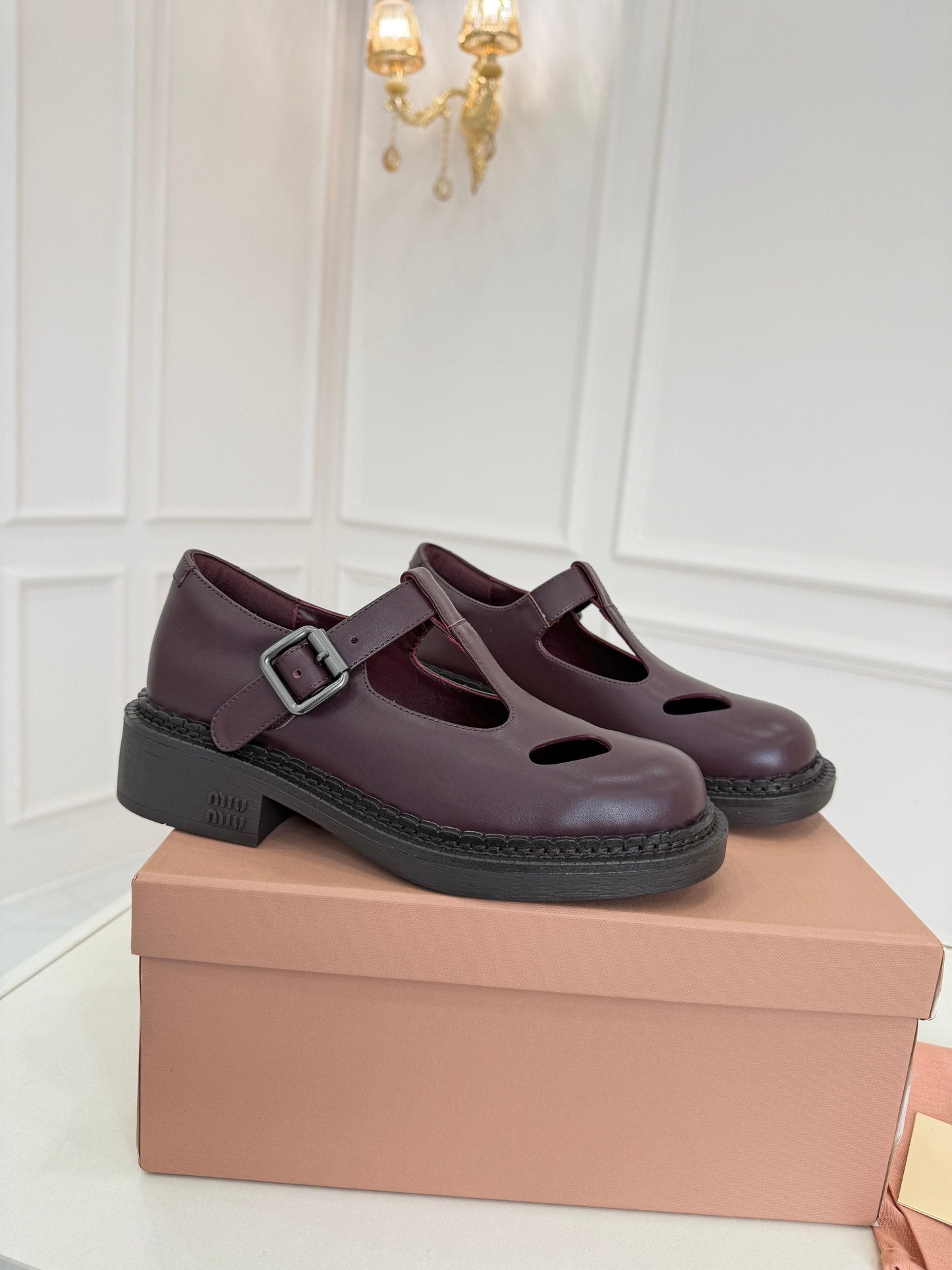 БОСОНІЖКИ MIUMIU 26S 35 ММ З ТЕМНО-РУДО-КОРИЧНЕВОЇ ТЕЛЯЧОЇ ШКІРИ ЗІ СТИЛІЗОВАНИМ РЕМІНЦЕМ Т-ПОДІБНОЇ ФОРМИ