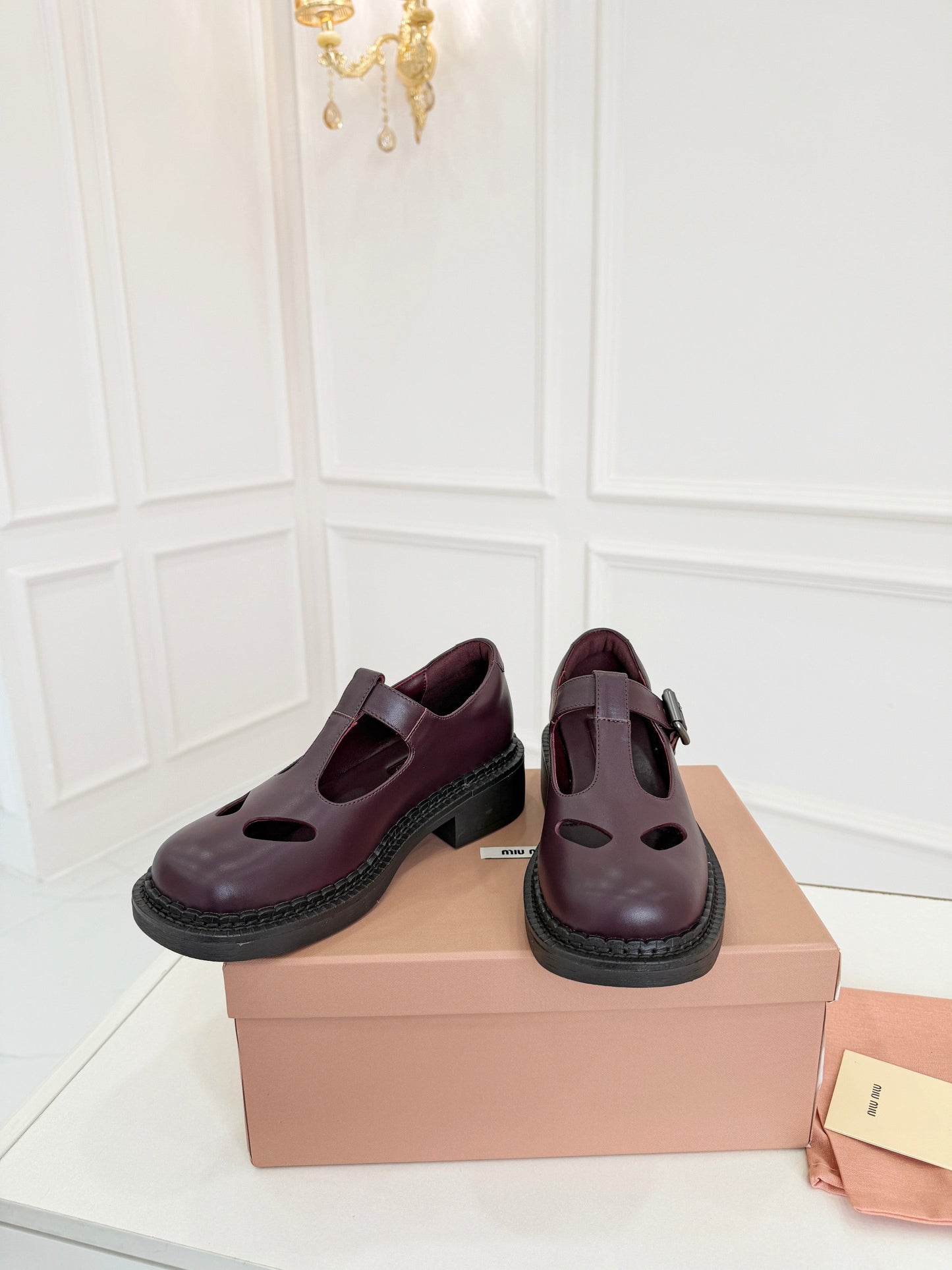 БОСОНІЖКИ MIUMIU 26S 35 ММ З ТЕМНО-РУДО-КОРИЧНЕВОЇ ТЕЛЯЧОЇ ШКІРИ ЗІ СТИЛІЗОВАНИМ РЕМІНЦЕМ Т-ПОДІБНОЇ ФОРМИ