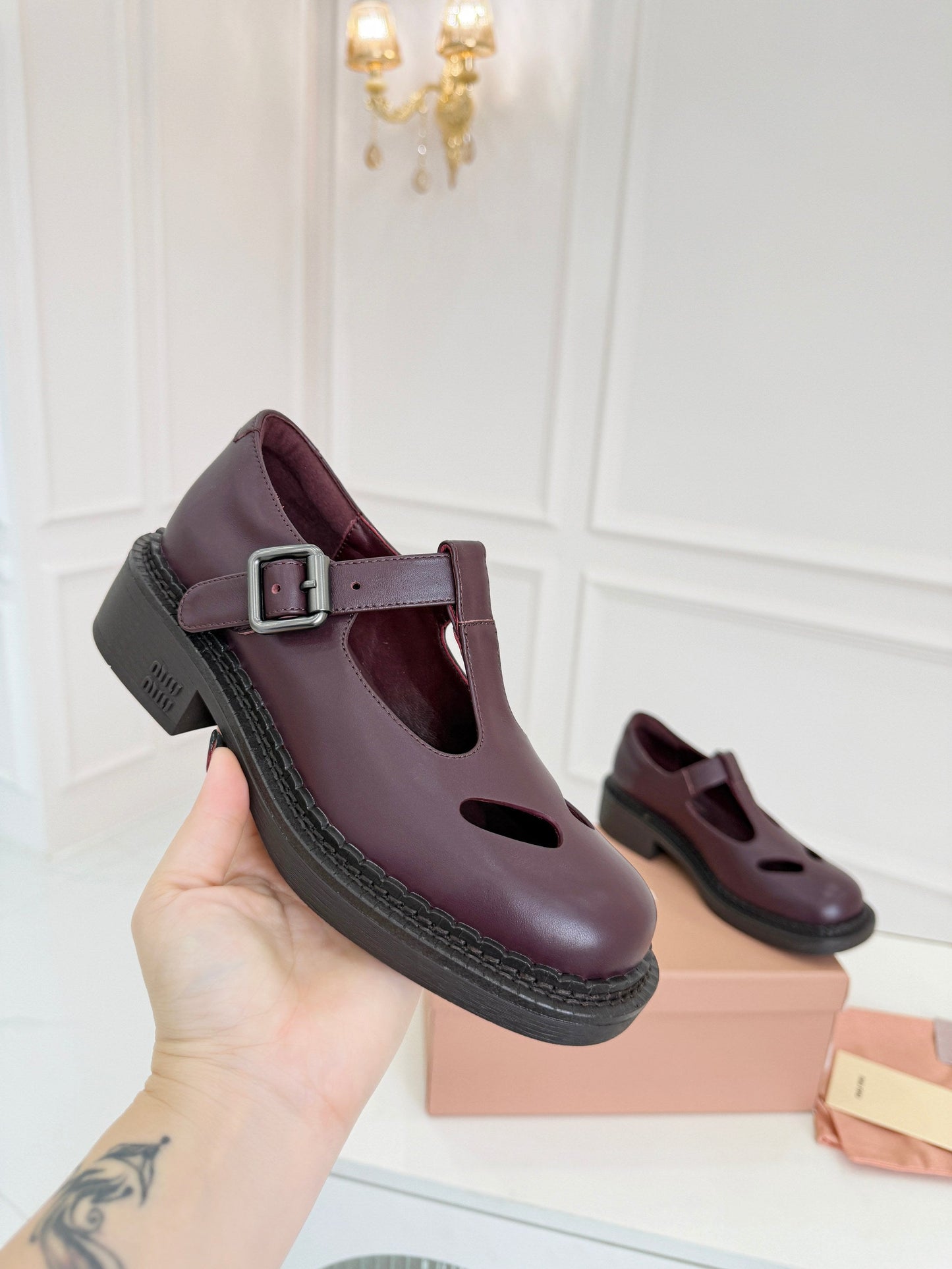БОСОНІЖКИ MIUMIU 26S 35 ММ З ТЕМНО-РУДО-КОРИЧНЕВОЇ ТЕЛЯЧОЇ ШКІРИ ЗІ СТИЛІЗОВАНИМ РЕМІНЦЕМ Т-ПОДІБНОЇ ФОРМИ