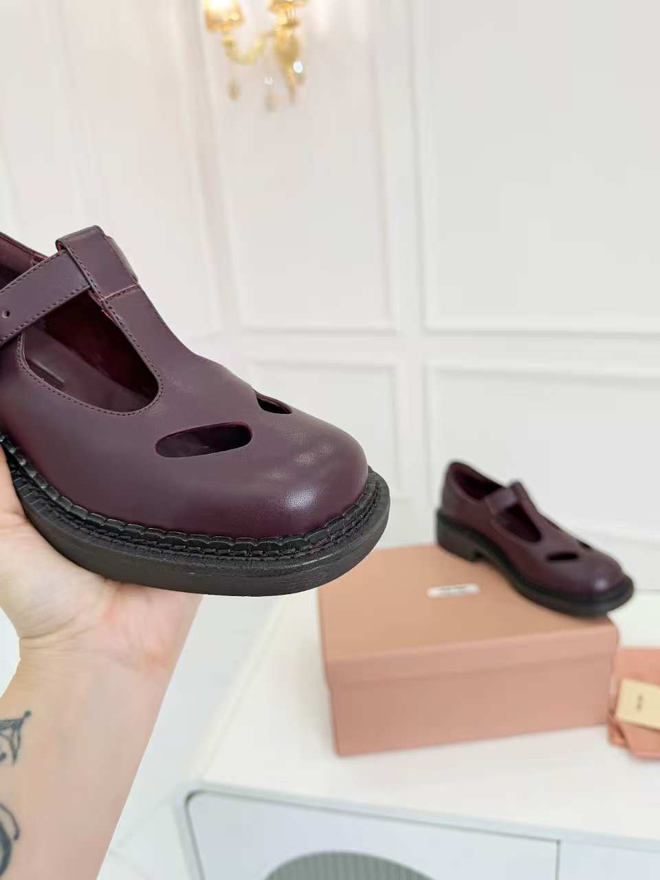 БОСОНІЖКИ MIUMIU 26S 35 ММ З ТЕМНО-РУДО-КОРИЧНЕВОЇ ТЕЛЯЧОЇ ШКІРИ ЗІ СТИЛІЗОВАНИМ РЕМІНЦЕМ Т-ПОДІБНОЇ ФОРМИ