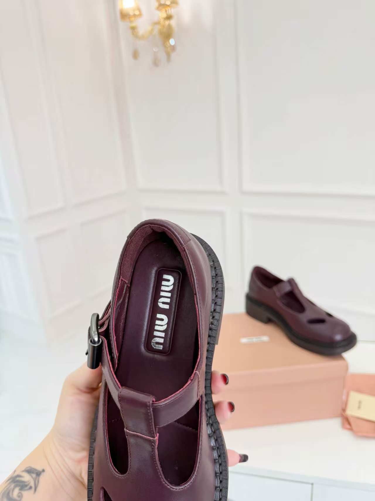 БОСОНІЖКИ MIUMIU 26S 35 ММ З ТЕМНО-РУДО-КОРИЧНЕВОЇ ТЕЛЯЧОЇ ШКІРИ ЗІ СТИЛІЗОВАНИМ РЕМІНЦЕМ Т-ПОДІБНОЇ ФОРМИ
