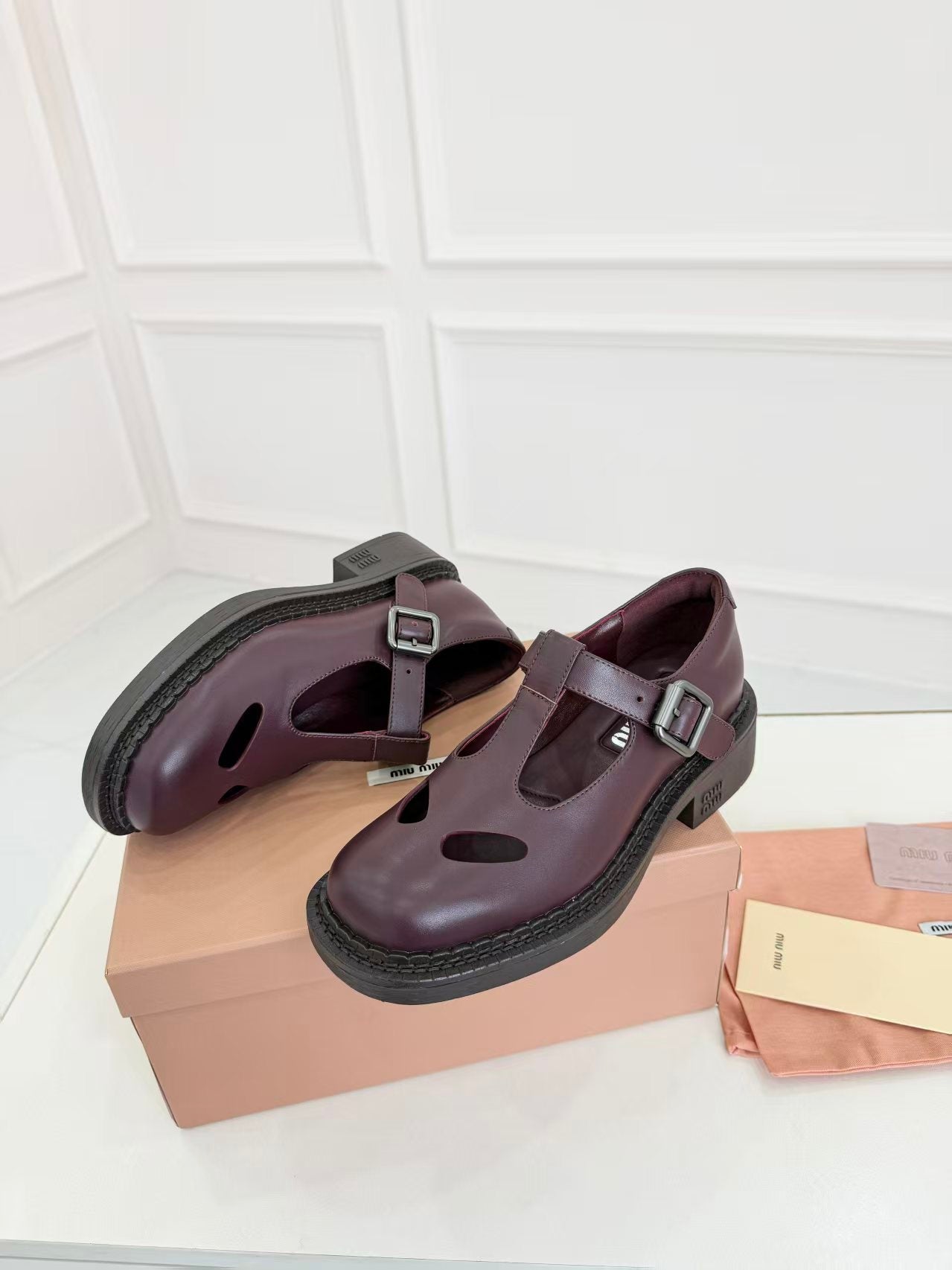 БОСОНІЖКИ MIUMIU 26S 35 ММ З ТЕМНО-РУДО-КОРИЧНЕВОЇ ТЕЛЯЧОЇ ШКІРИ ЗІ СТИЛІЗОВАНИМ РЕМІНЦЕМ Т-ПОДІБНОЇ ФОРМИ