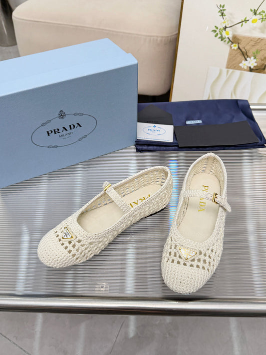Балетки PRADA 26S MARY JANE з плетеної рафії кремово-білого кольору з трикутним логотипом