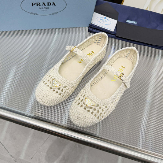 Балетки PRADA 26S MARY JANE з плетеної рафії кремово-білого кольору з трикутним логотипом