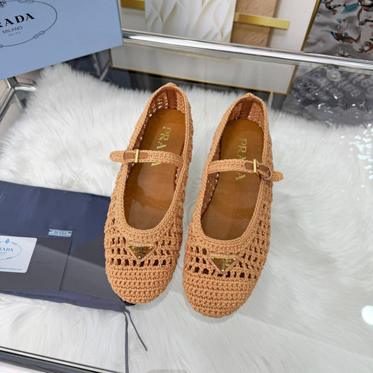 Балетки PRADA 26S MARY JANE з коричневої плетеної рафії з логотипом у вигляді трикутника