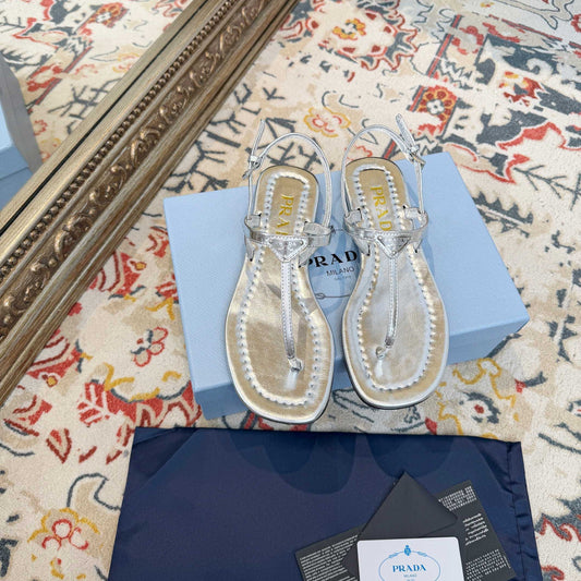 БОСОНІЖКИ-В'ЄТНАМКИ PRADA 26S ЗІ СРІБНОЇ ТЕЛЯЧОЇ ШКІРИ З ТРИКУТНИМ ЛОГОТИПОМ