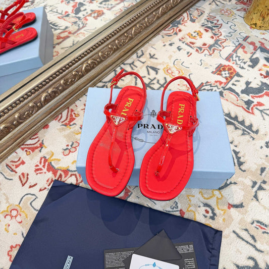 Босоніжки-в'єтнамки PRADA 26S з червоної телячої шкіри з трикутним логотипом