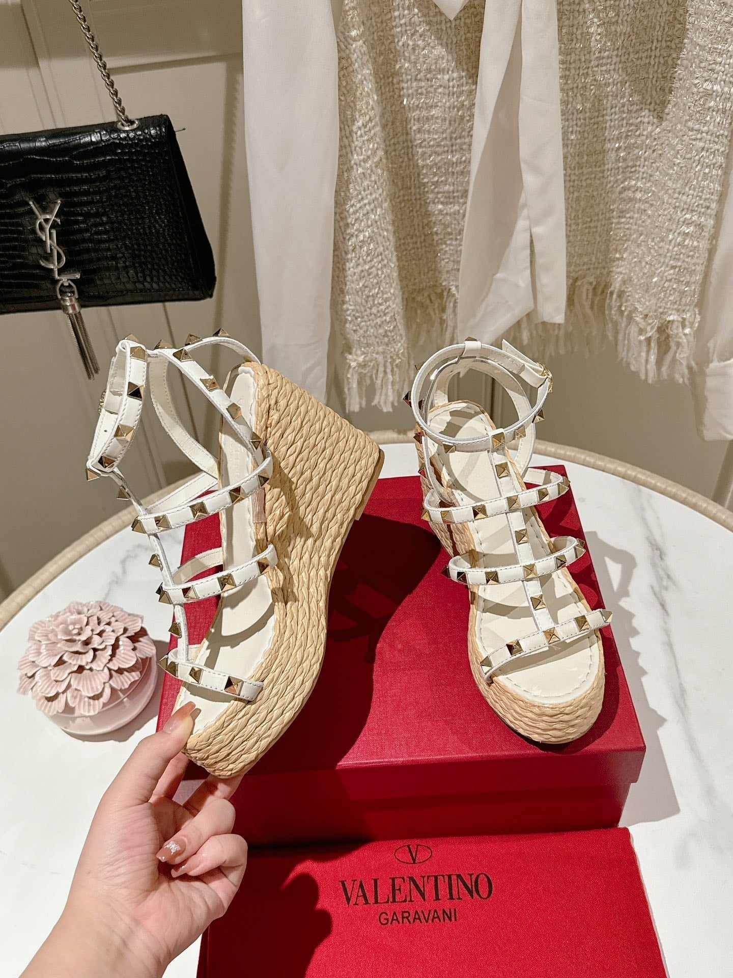 ROCKSTUD ANKLE STRAP WEDGE SANDAL IN WHITE CALFSKIN LEATHER 95 MM - 35
