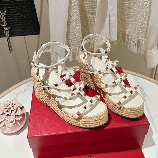 ROCKSTUD ANKLE STRAP WEDGE SANDAL IN WHITE CALFSKIN LEATHER 95 MM - 35