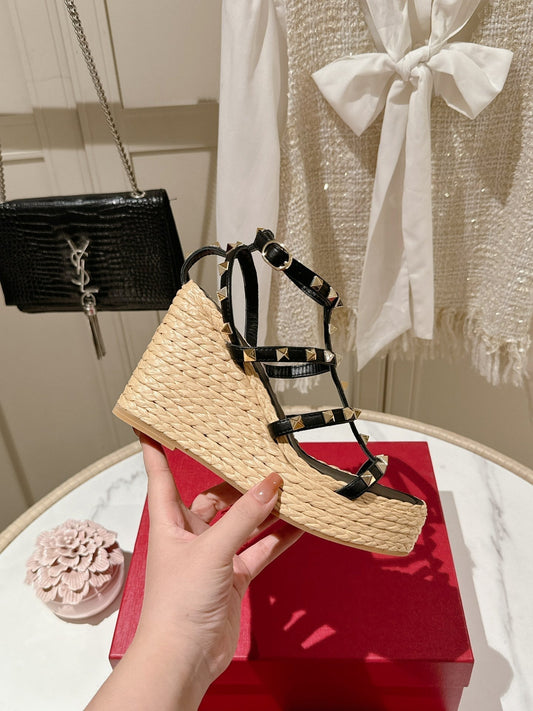 БОСОНІЖКИ-ТАНКЕТКА ROCKSTUD З РЕМІНЦЕМ НА ЩИКОЛОТЦІ З ЧОРНОЇ ТЕЛЯЧОЇ ШКІРИ, 95 ММ – 35