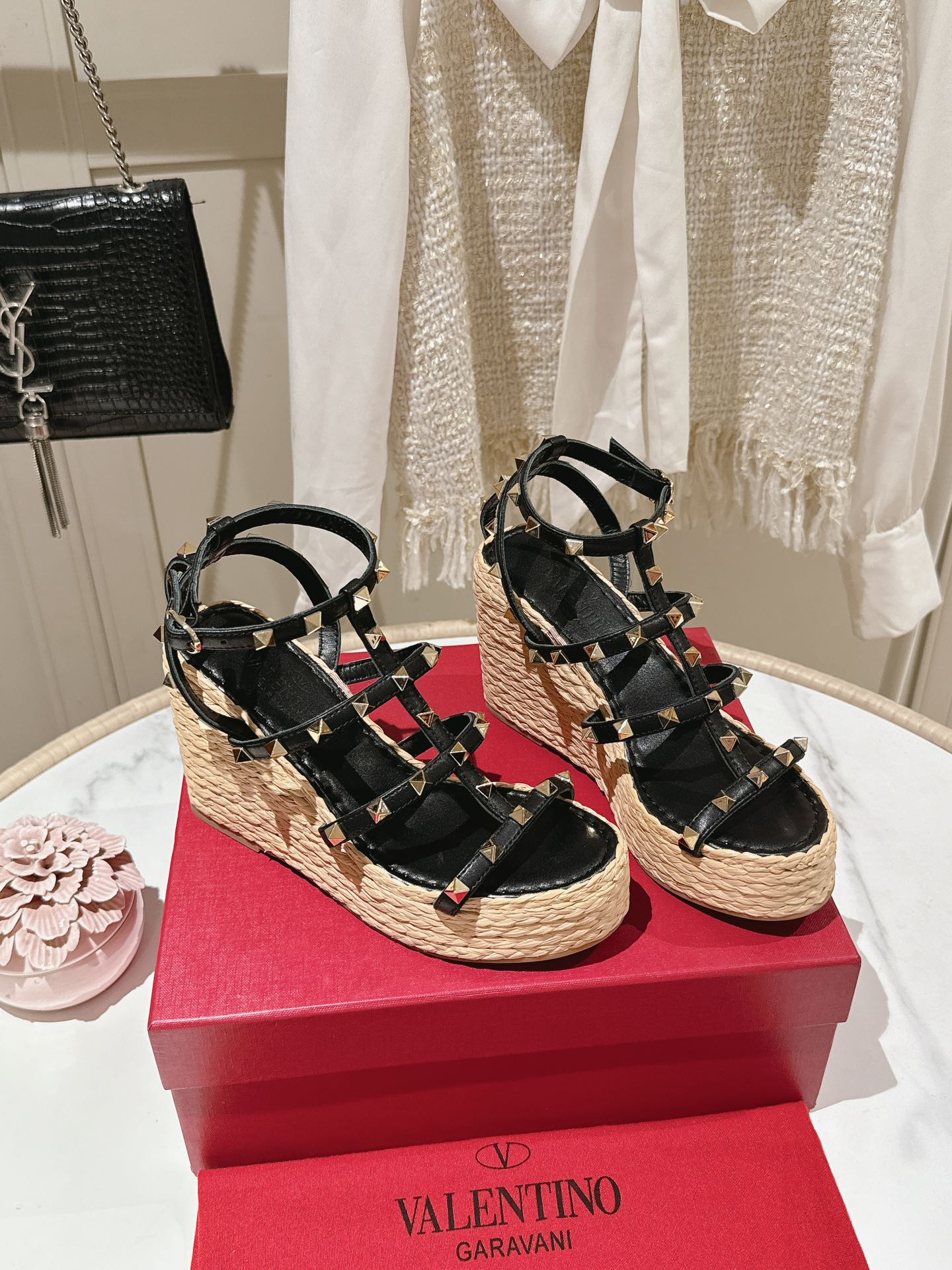 ROCKSTUD ANKLE STRAP WEDGE SANDAL IN BLACK CALFSKIN LEATHER 95 MM - 35