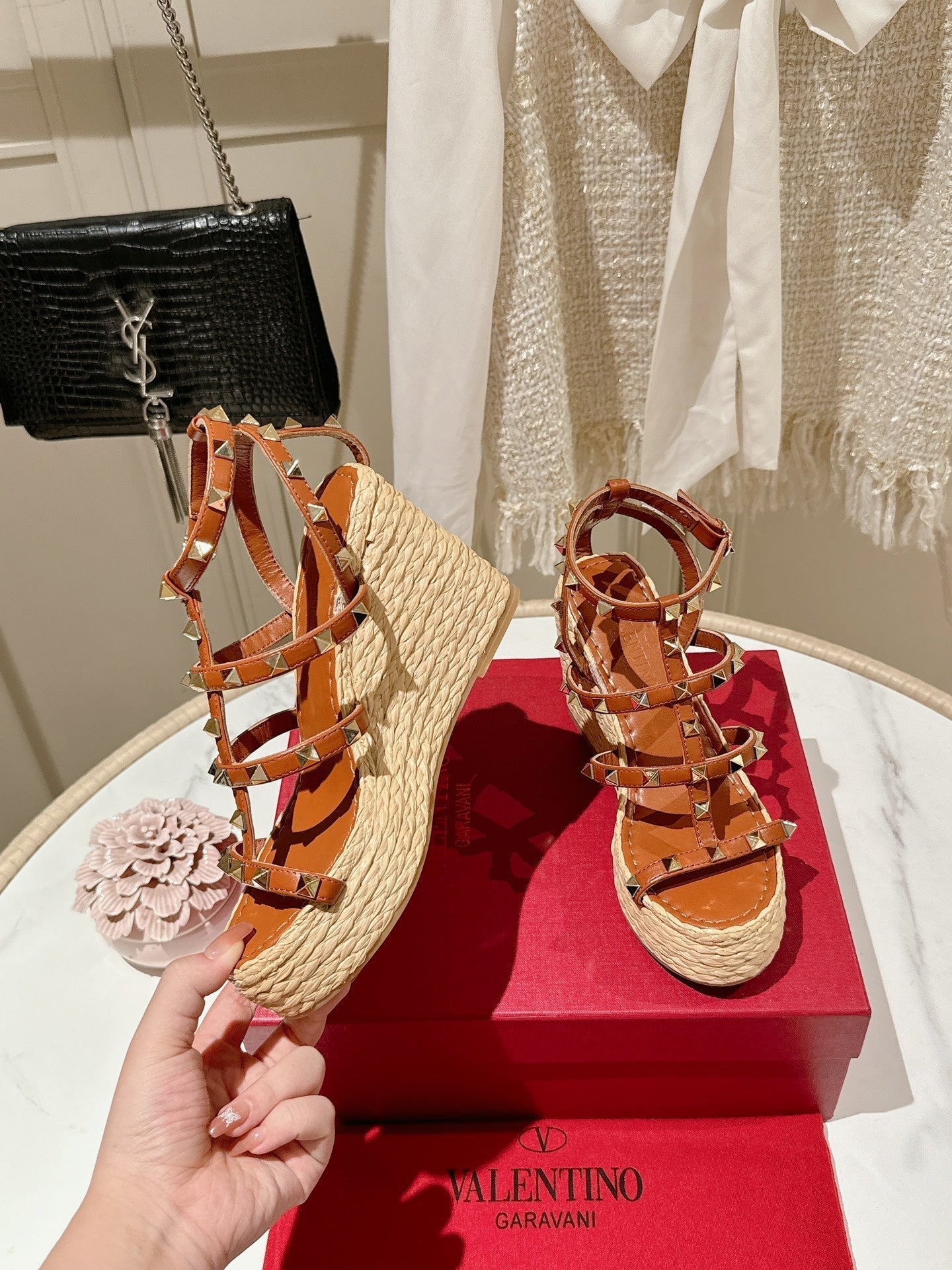 ROCKSTUD ANKLE STRAP WEDGE SANDAL IN YAM ORANGE CALFSKIN LEATHER 95 MM - 35