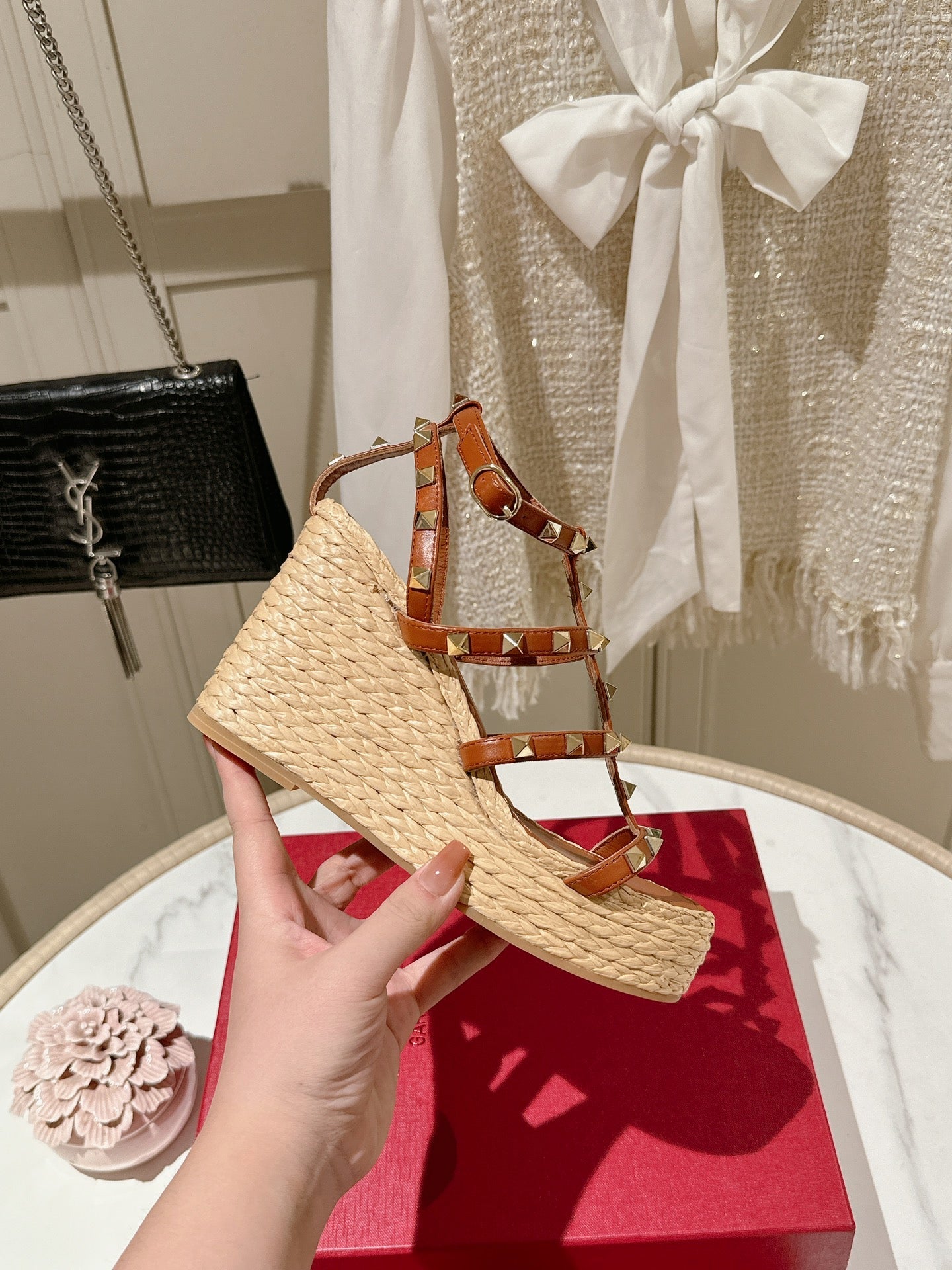 ROCKSTUD ANKLE STRAP WEDGE SANDAL IN YAM ORANGE CALFSKIN LEATHER 95 MM - 35