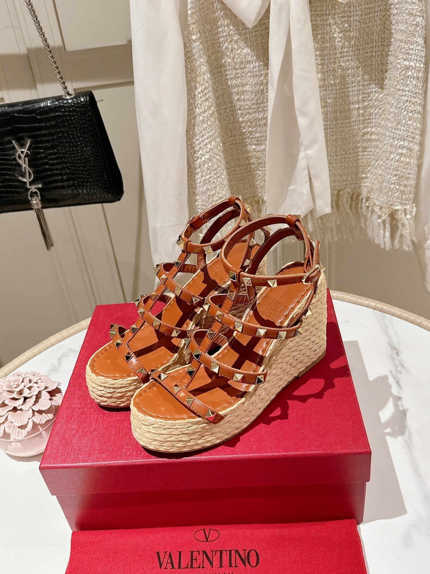 ROCKSTUD ANKLE STRAP WEDGE SANDAL IN YAM ORANGE CALFSKIN LEATHER 95 MM - 35