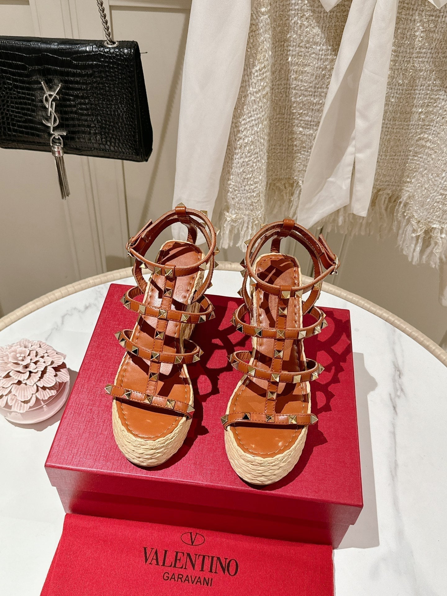 ROCKSTUD ANKLE STRAP WEDGE SANDAL IN YAM ORANGE CALFSKIN LEATHER 95 MM - 35