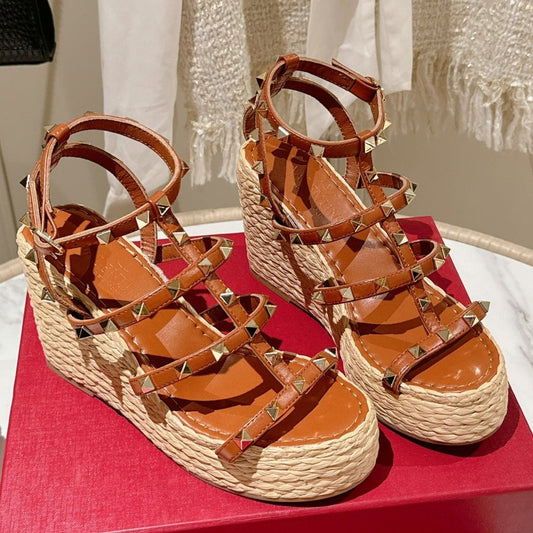 ROCKSTUD ANKLE STRAP WEDGE SANDAL IN YAM ORANGE CALFSKIN LEATHER 95 MM - 35