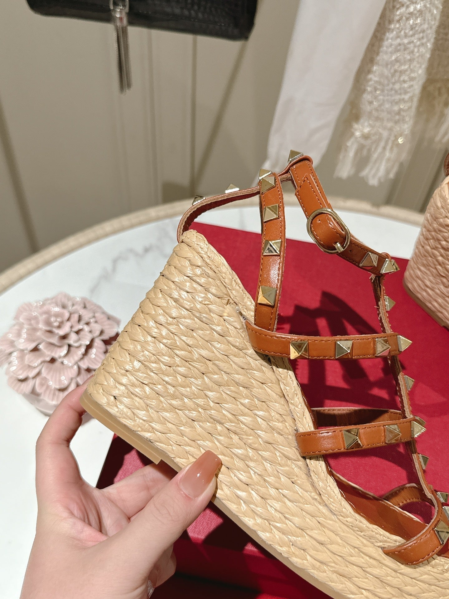 ROCKSTUD ANKLE STRAP WEDGE SANDAL IN YAM ORANGE CALFSKIN LEATHER 95 MM - 35