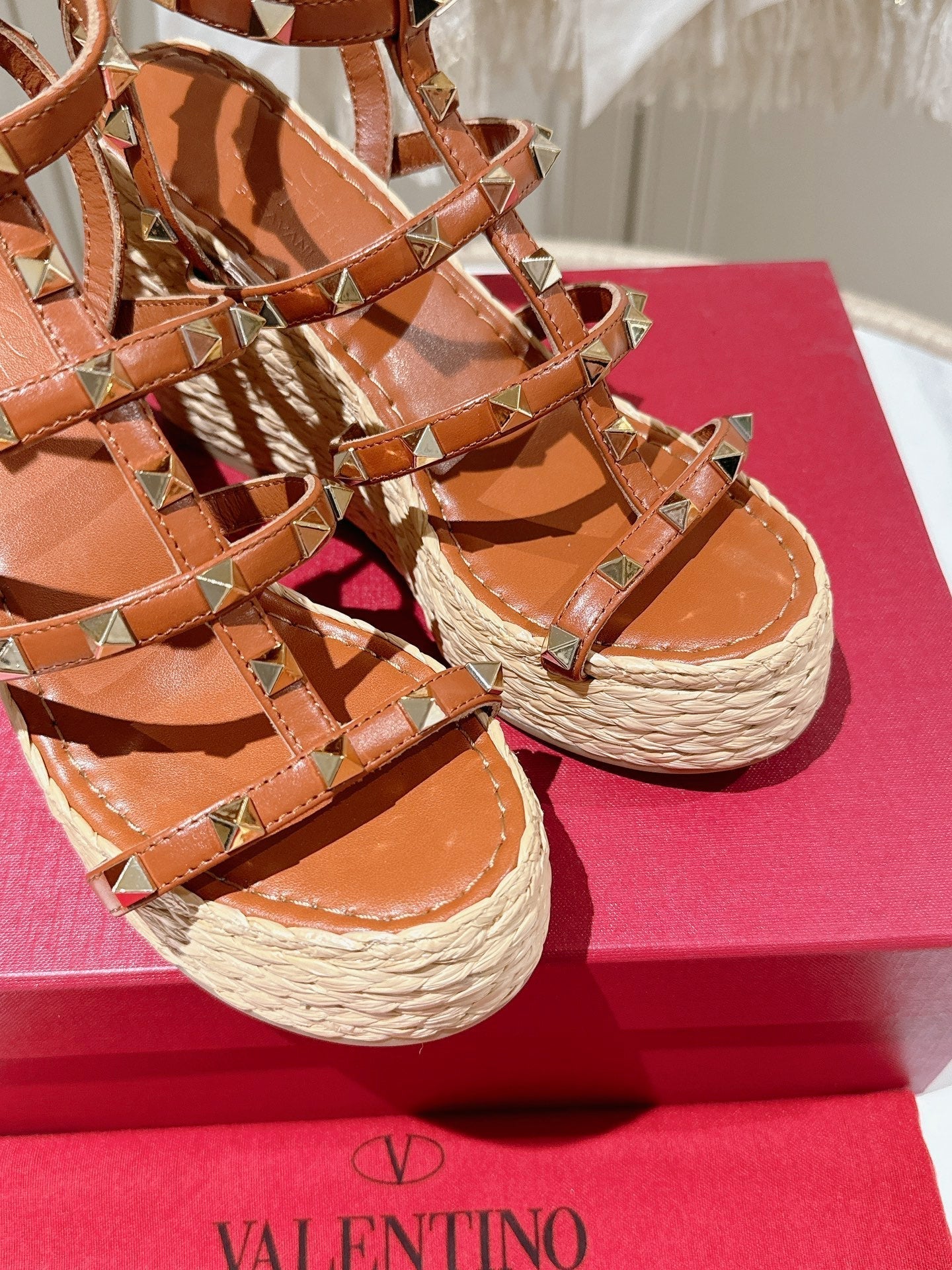 ROCKSTUD ANKLE STRAP WEDGE SANDAL IN YAM ORANGE CALFSKIN LEATHER 95 MM - 35