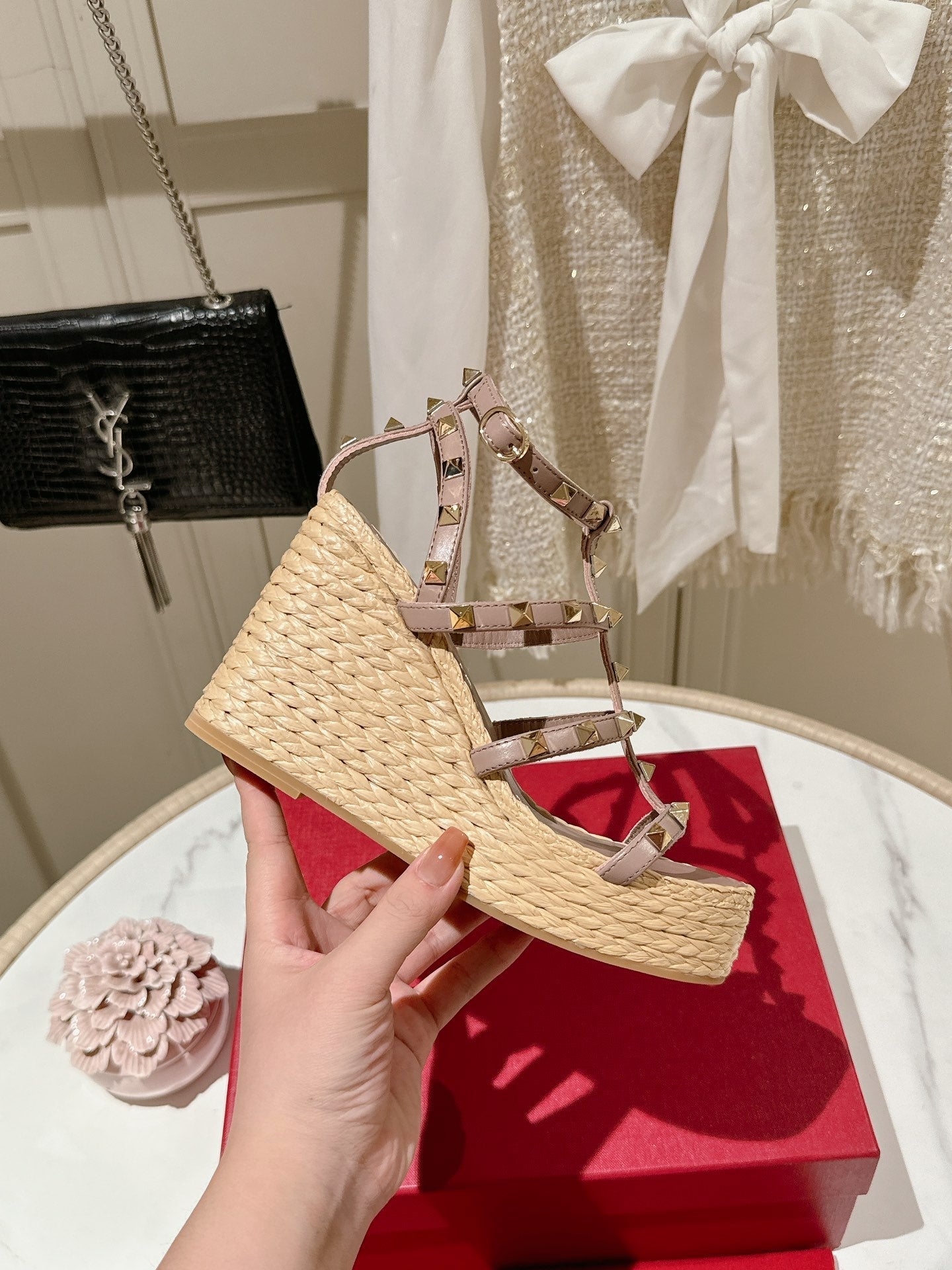 ROCKSTUD ANKLE STRAP WEDGE SANDAL IN CREPE PINK CALFSKIN LEATHER 95 MM - 35