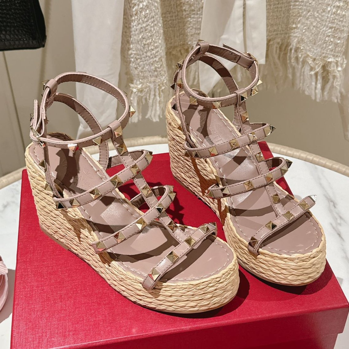 ROCKSTUD ANKLE STRAP WEDGE SANDAL IN CREPE PINK CALFSKIN LEATHER 95 MM - 35
