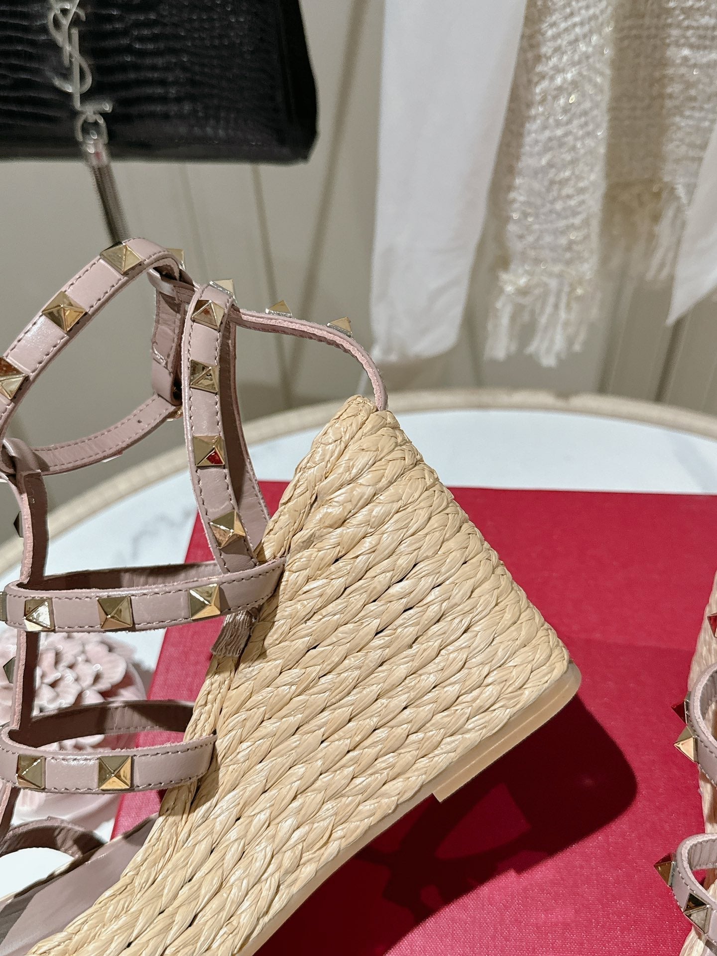 ROCKSTUD ANKLE STRAP WEDGE SANDAL IN CREPE PINK CALFSKIN LEATHER 95 MM - 35