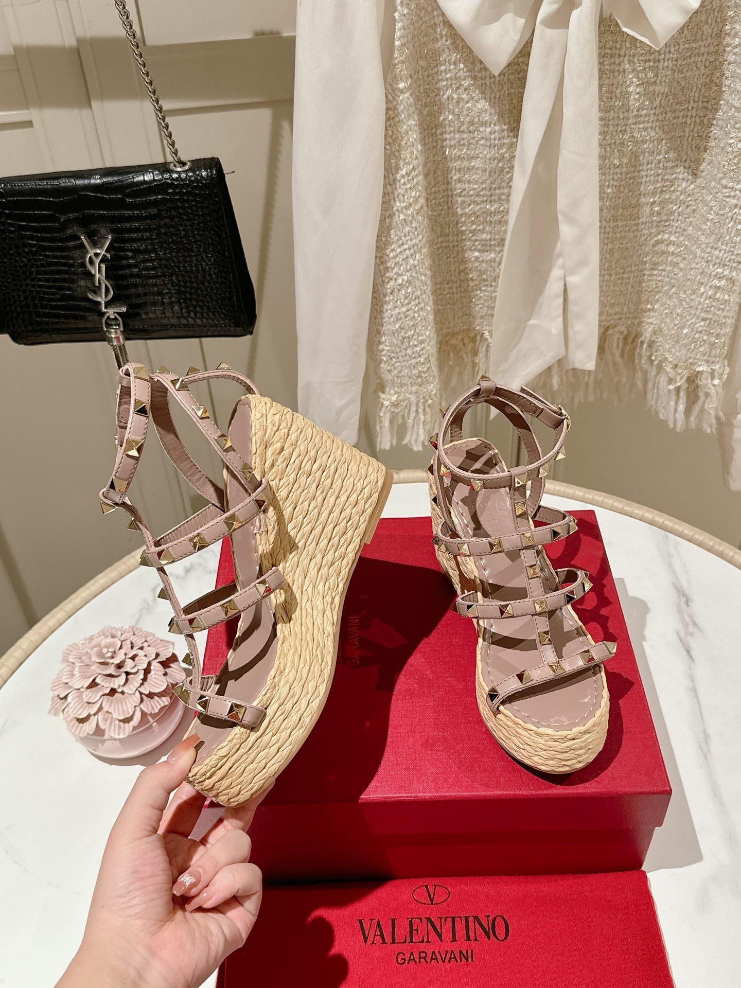 ROCKSTUD ANKLE STRAP WEDGE SANDAL IN CREPE PINK CALFSKIN LEATHER 95 MM - 35