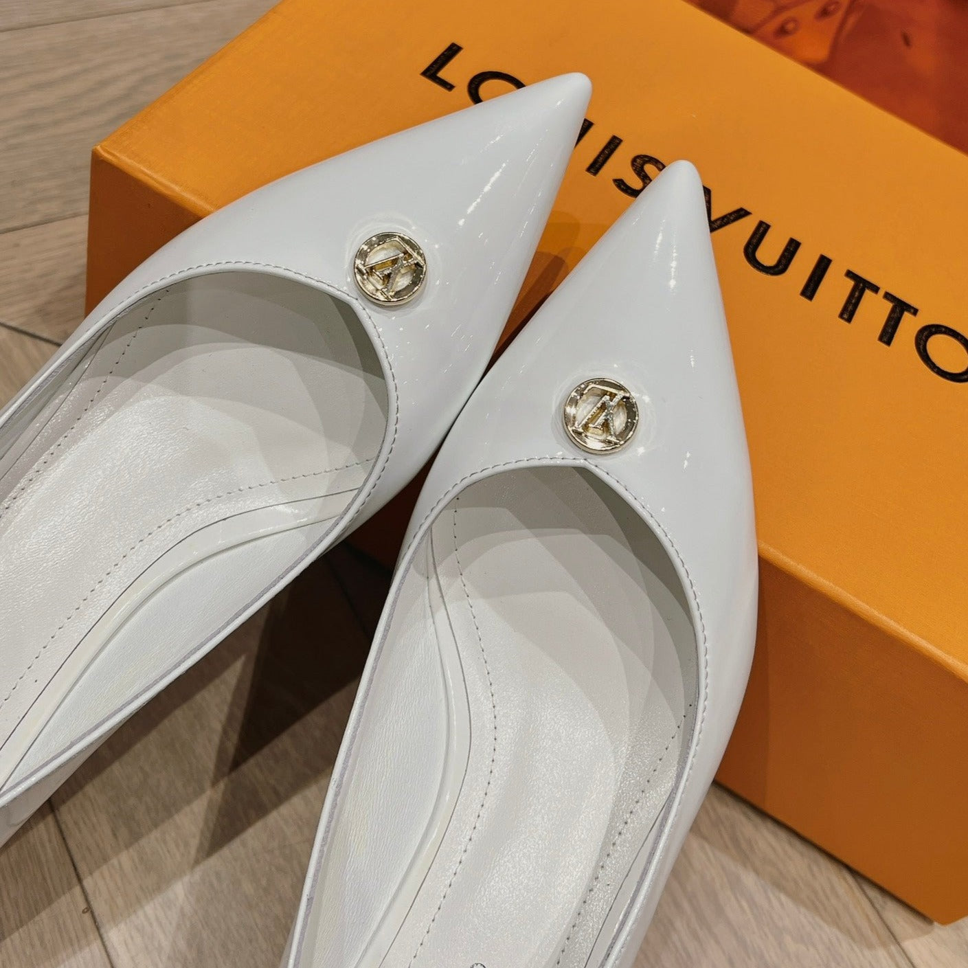 LV SINGLE LOW HEEL PUMP WHITE - 34
