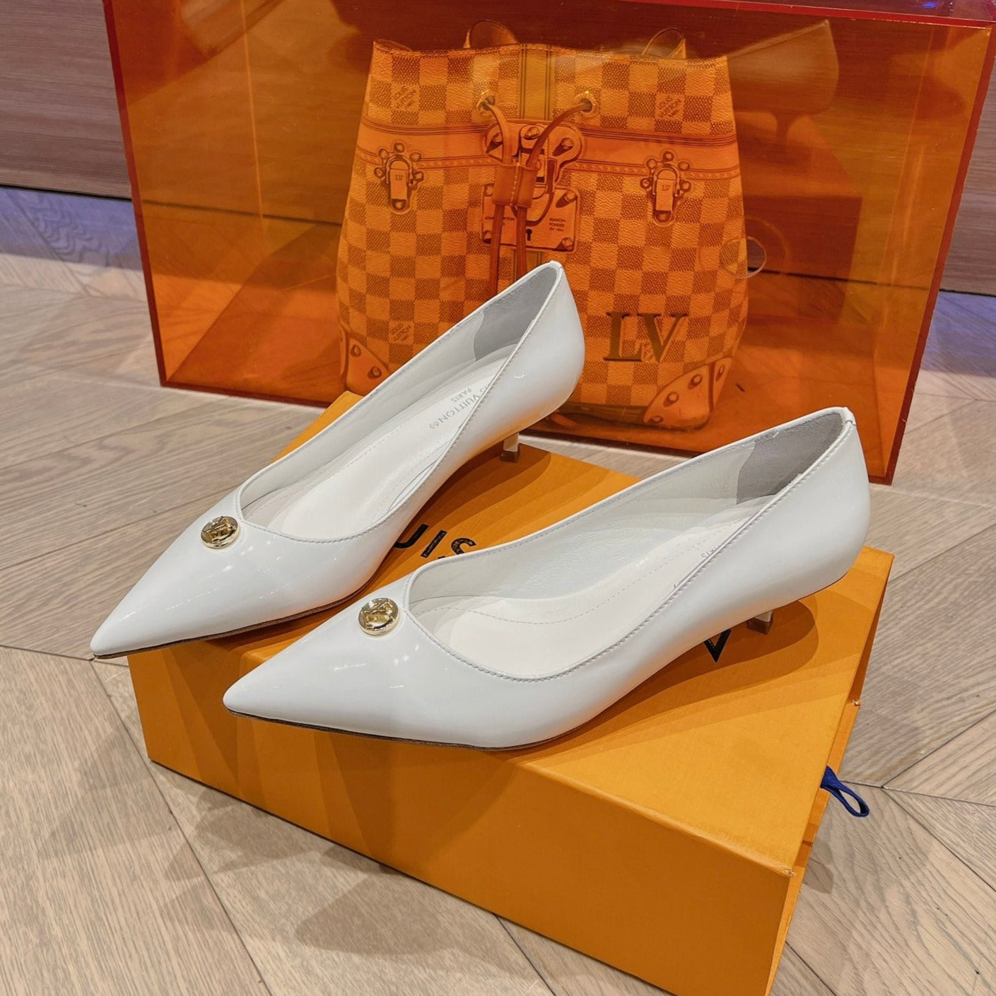 LV SINGLE LOW HEEL PUMP WHITE - 34