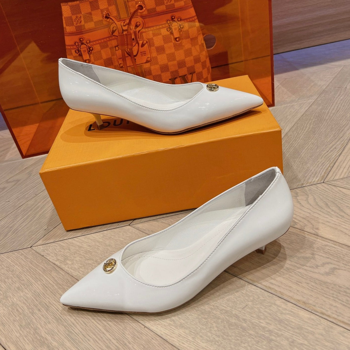 LV SINGLE LOW HEEL PUMP WHITE - 34