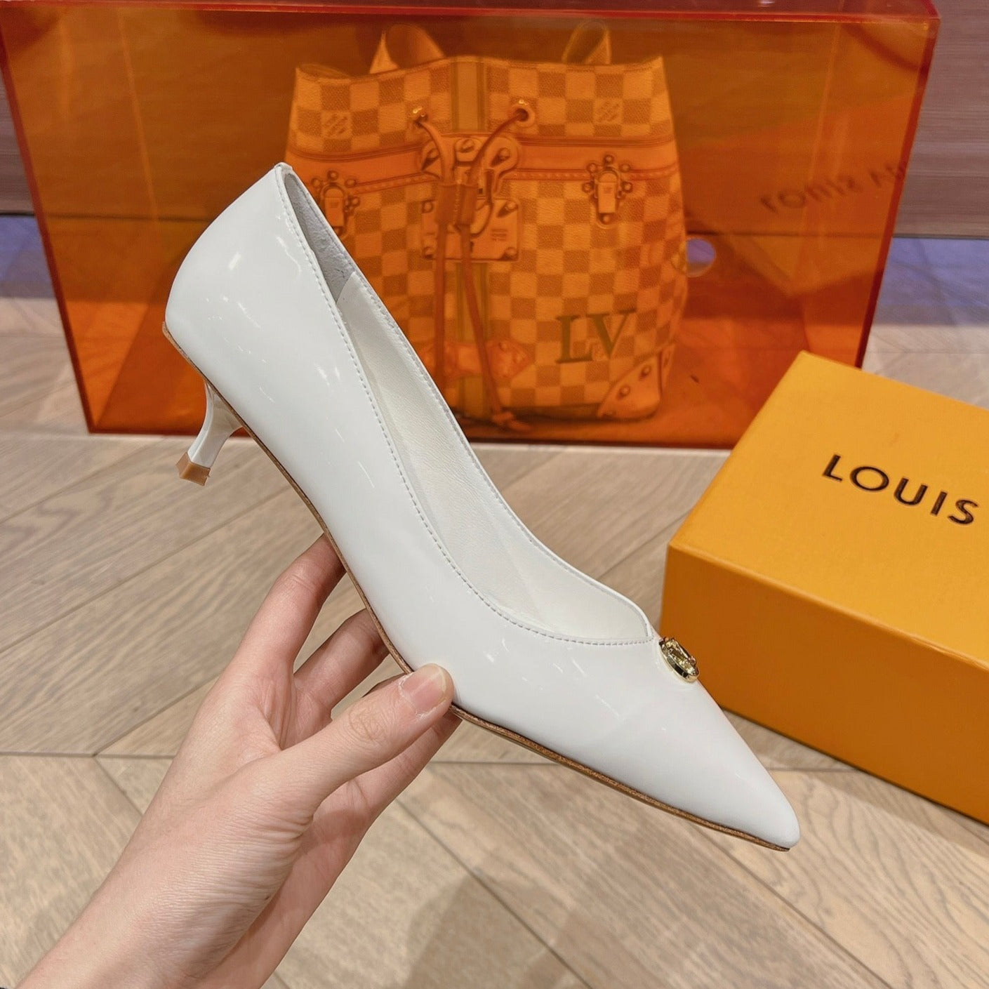 LV SINGLE LOW HEEL PUMP WHITE - 34