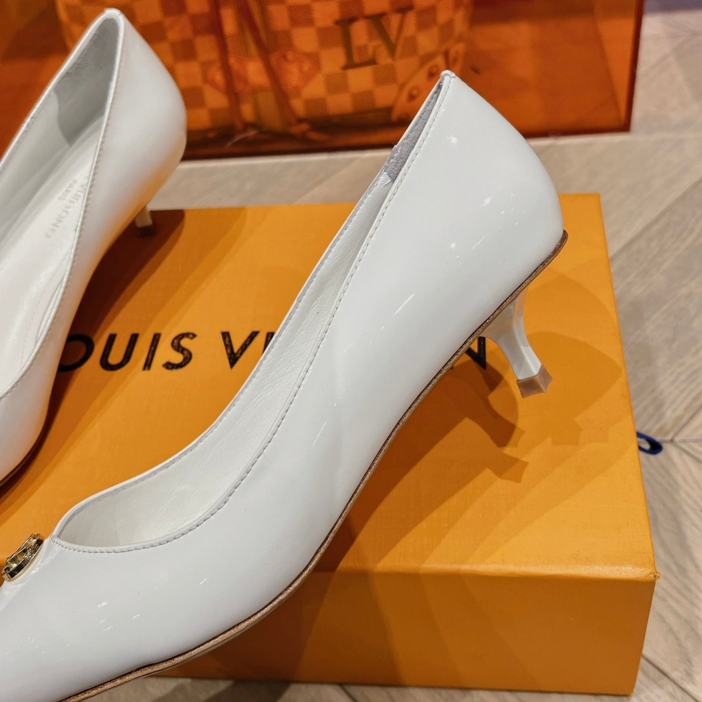 LV SINGLE LOW HEEL PUMP WHITE - 34