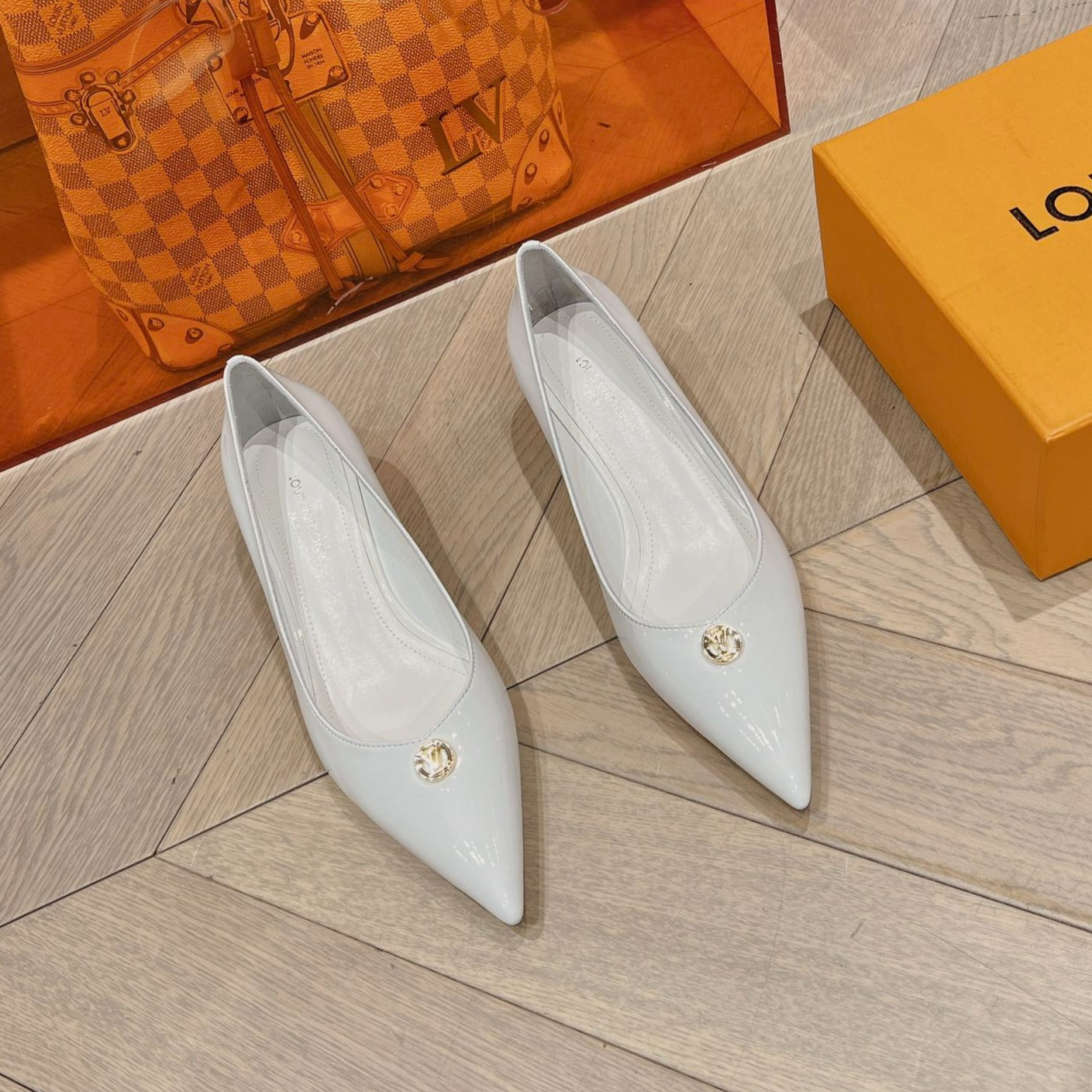 LV SINGLE LOW HEEL PUMP WHITE - 34