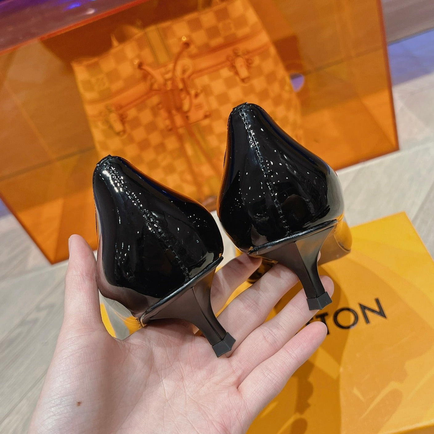 LV SINGLE LOW HEEL PUMP SHINY BLACK - 34