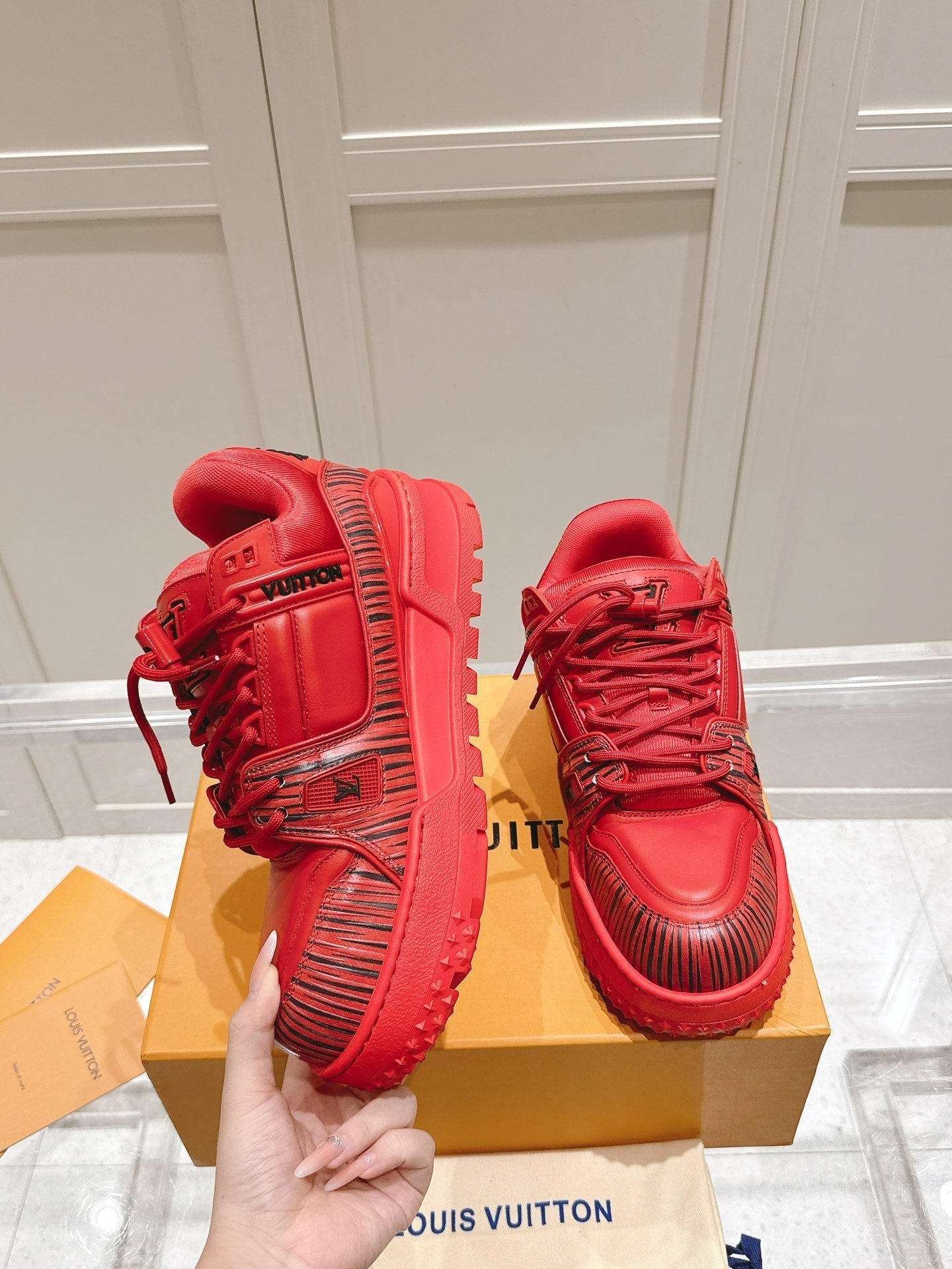 LV TRAINER MAXI LV X PARK SEO-BO IN RUBY RED CALFSKIN - 35