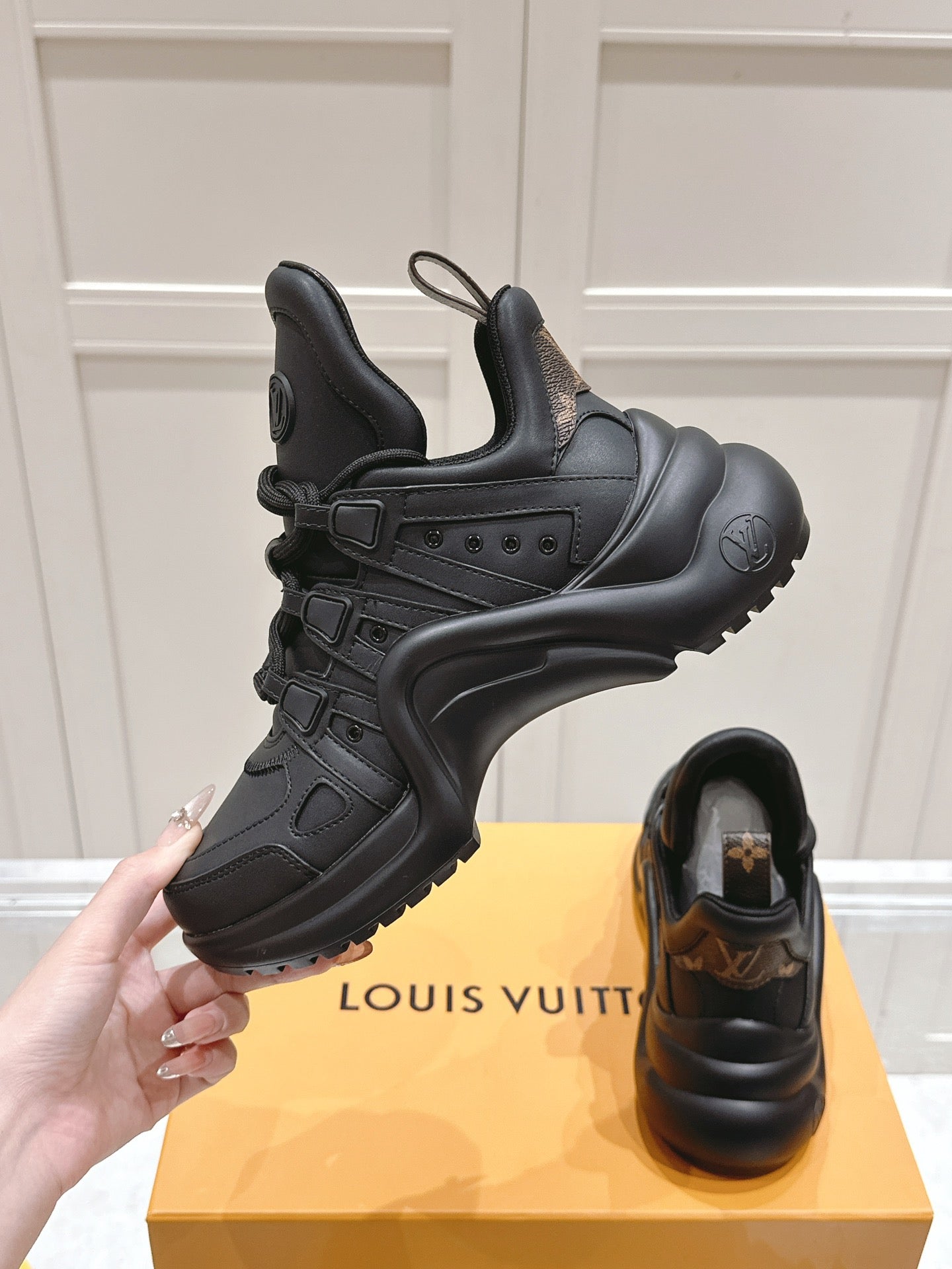 LV BARRACUDA SNEAKER IN BLACK CALFSKIN - 35