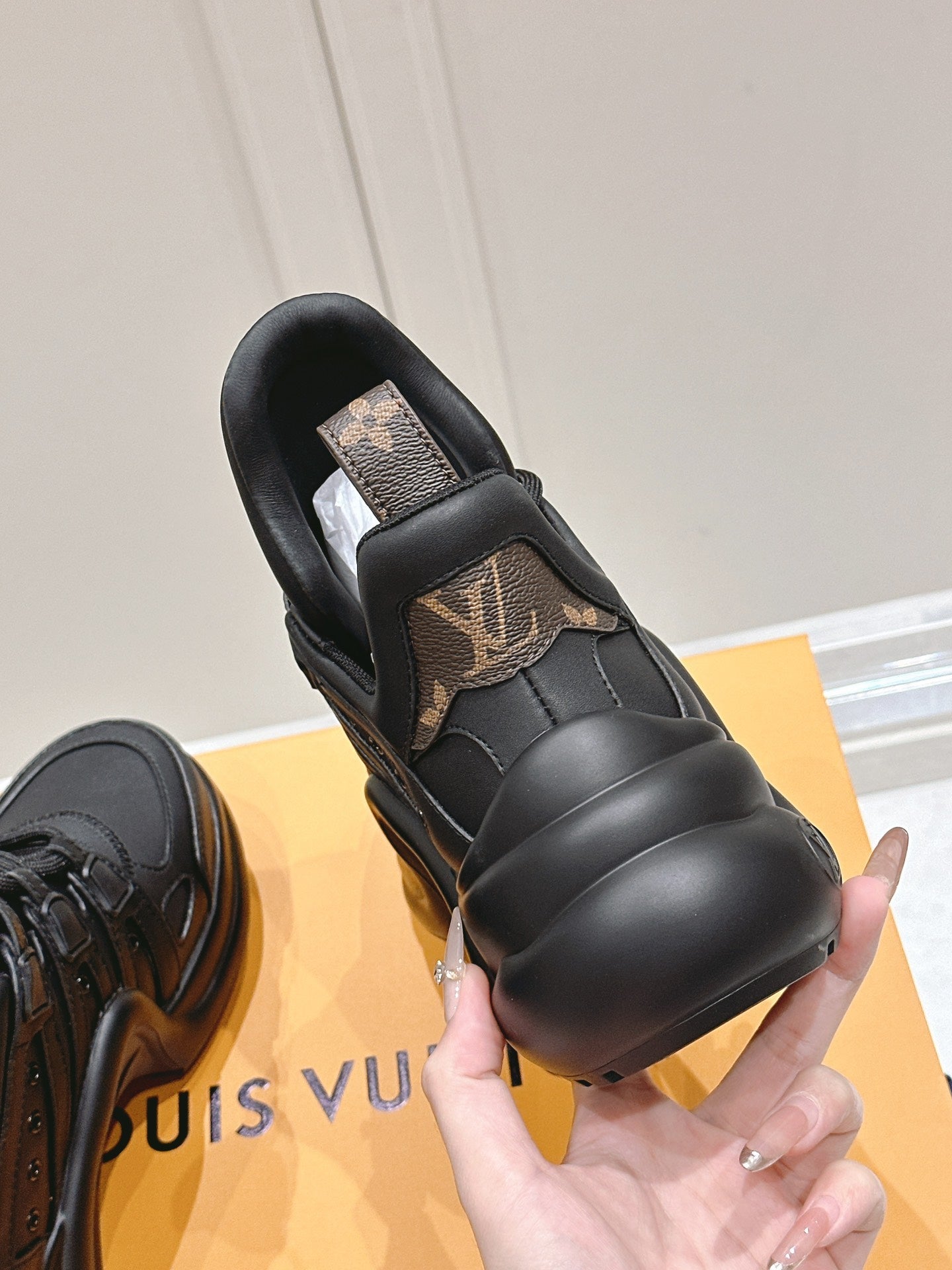 LV BARRACUDA SNEAKER IN BLACK CALFSKIN - 35
