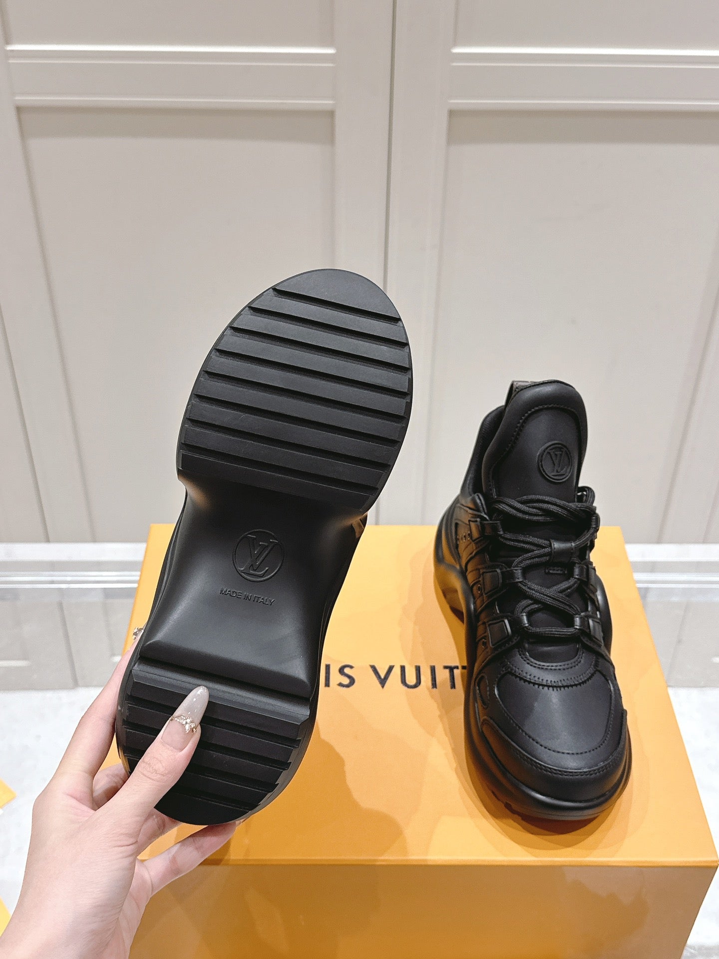 LV BARRACUDA SNEAKER IN BLACK CALFSKIN - 35