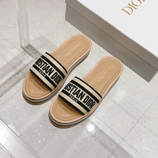 DWAY WEDGE SLIDES 45MM IN BEIGE AND BLACK FABRIC RAFFIA SOLE - 35