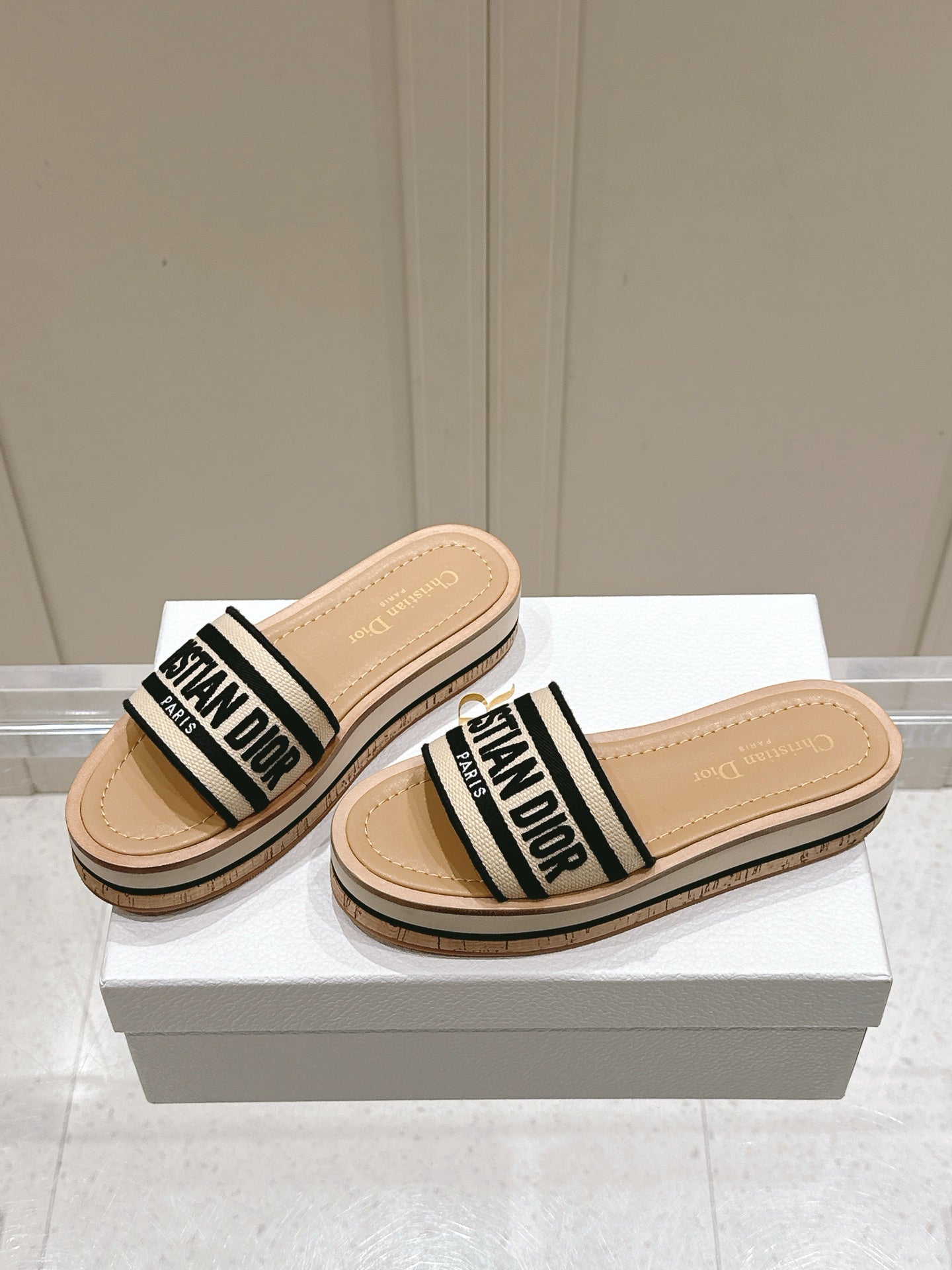DWAY WEDGE SLIDES 45MM IN BEIGE AND BLACK FABRIC RAFFIA SOLE - 35