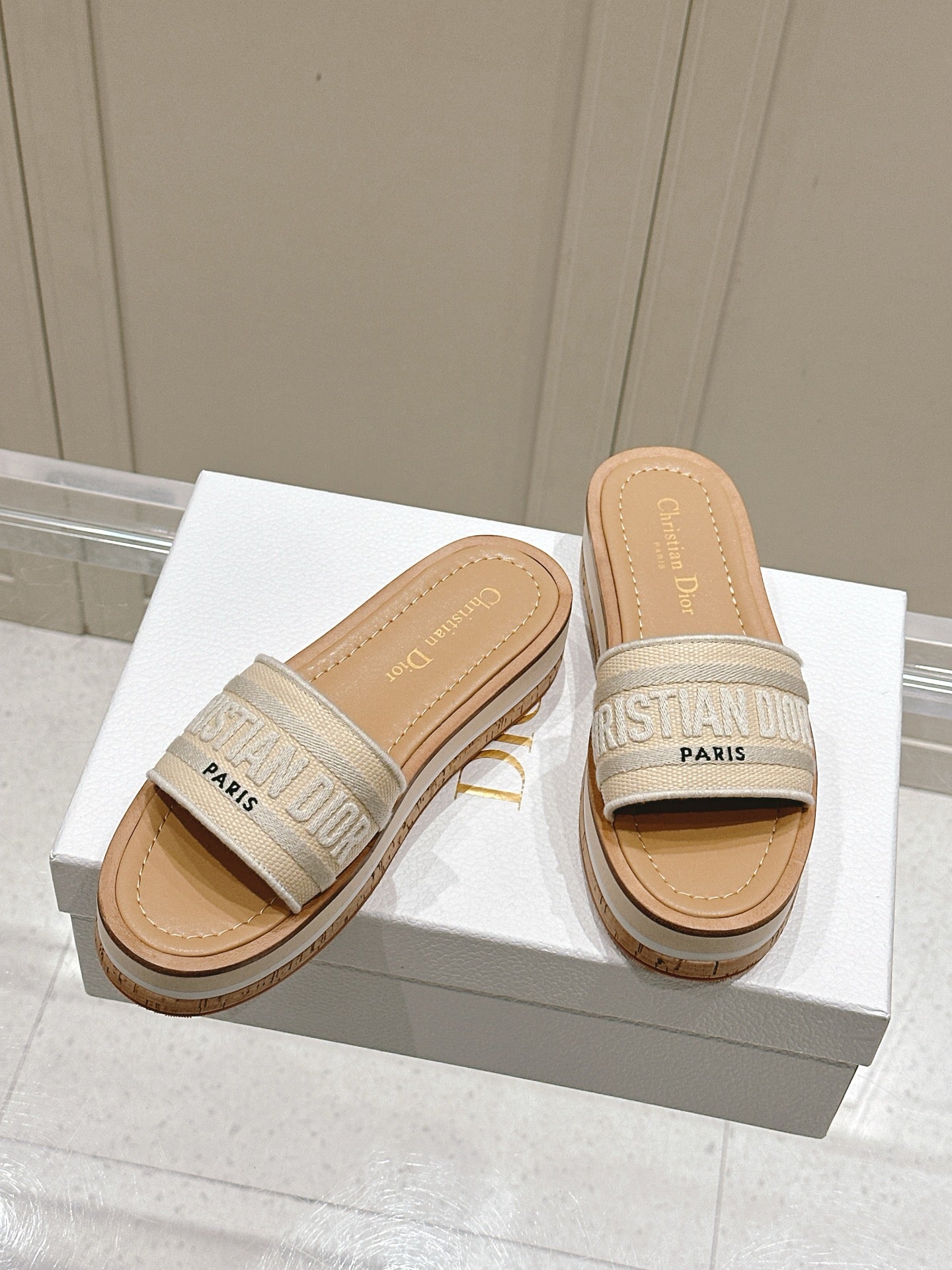 DWAY WEDGE SLIDES 45MM IN BEIGE FABRIC RAFFIA SOLE - 35