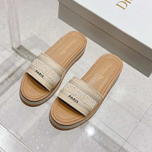 DWAY WEDGE SLIDES 45MM IN BEIGE FABRIC RAFFIA SOLE - 35