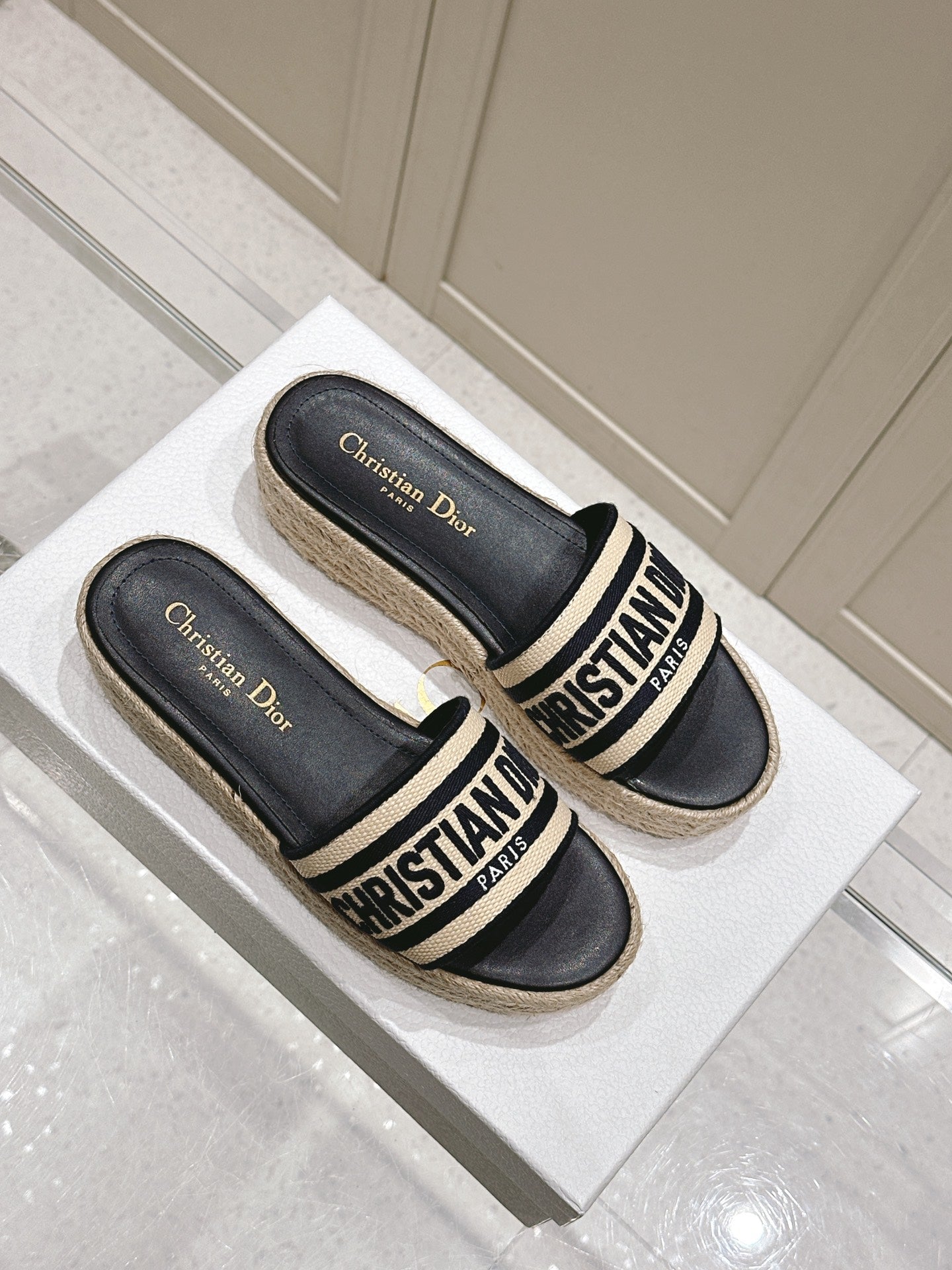 DWAY WEDGE SLIDES 45MM IN BLACK AND BEIGE FABRIC RAFFIA SOLE - 35
