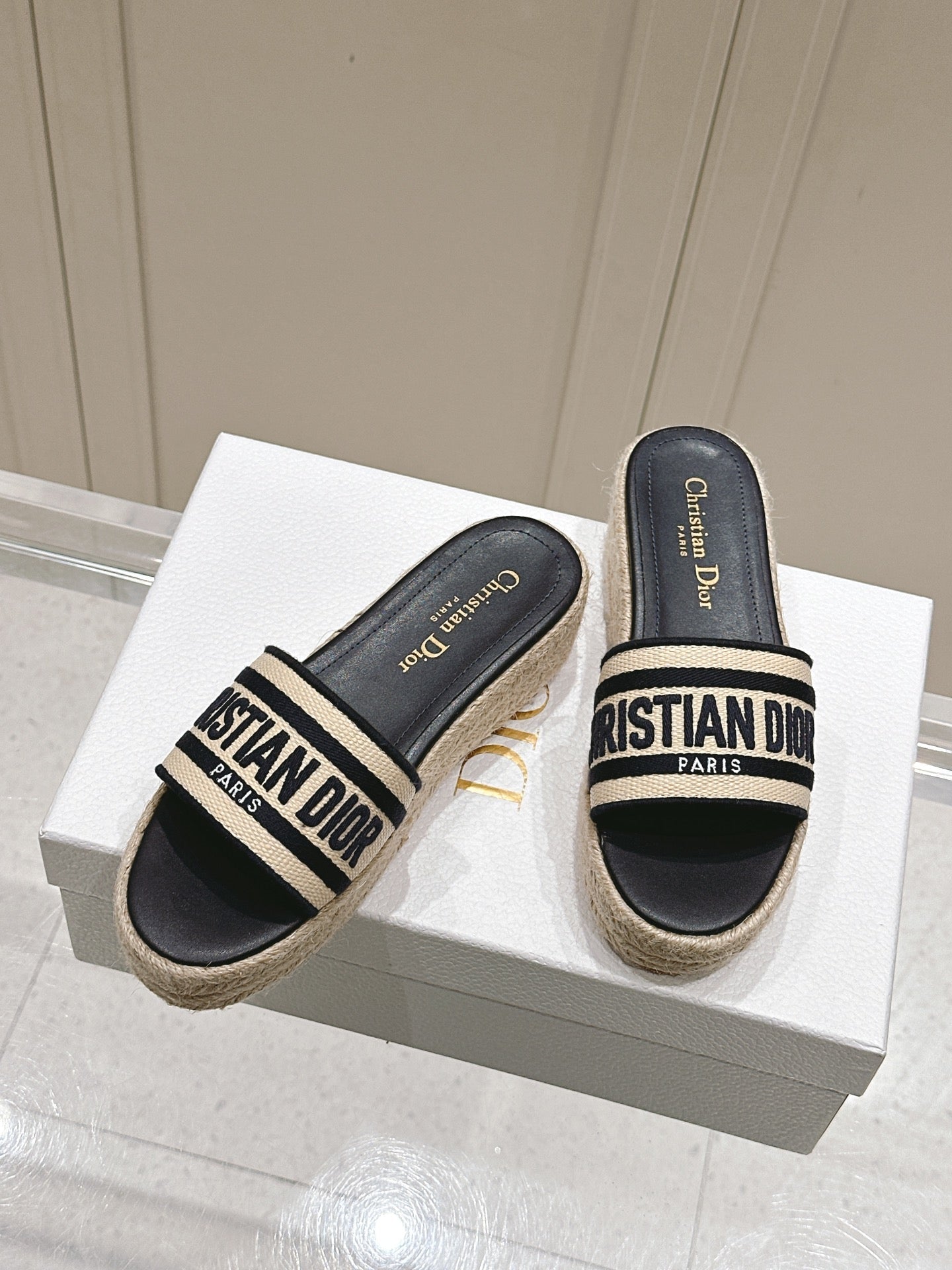 DWAY WEDGE SLIDES 45MM IN BLACK AND BEIGE FABRIC RAFFIA SOLE - 35