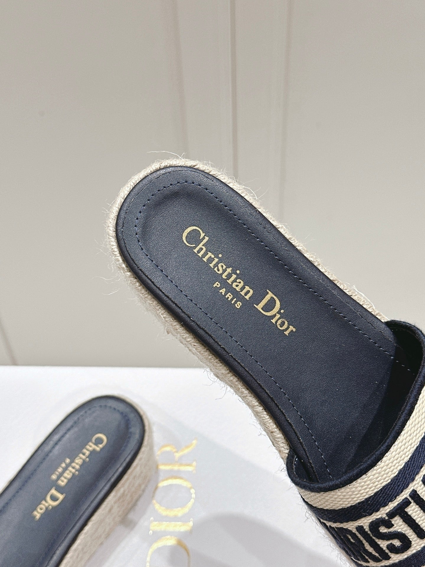 DWAY WEDGE SLIDES 45MM IN BLACK AND BEIGE FABRIC RAFFIA SOLE - 35