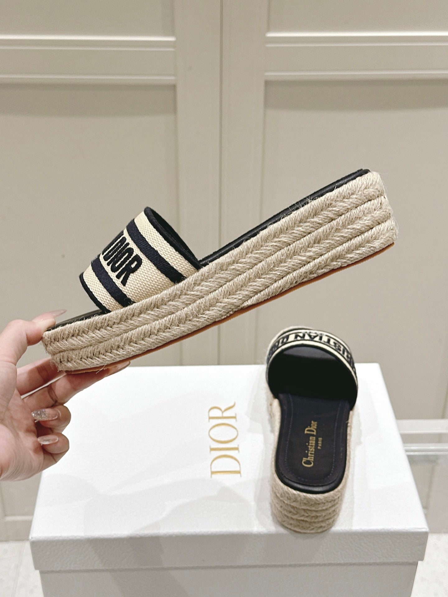 DWAY WEDGE SLIDES 45MM IN BLACK AND BEIGE FABRIC RAFFIA SOLE - 35
