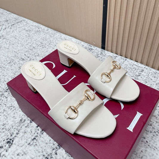 GUCCI 26S САНДАЛІ НА СЕРЕДНЬОМУ ПІДБОРАХ HORSEBIT З ТЕЛЯЧОЇ ШКІРИ КРЕМО-БІЛОГО КОЛЬОРУ