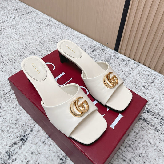 Жіночі мюлі GUCCI 26S на високих підборах із кремово-білої телячої шкіри з логотипом GG