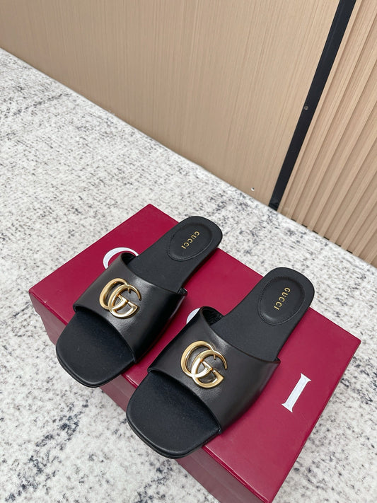 САНДАЛІ GUCCI 26S SLIDE З ЧОРНОЇ ТЕЛЯЧОЇ ШКІРИ ІЗ ЗОЛОТОЮ ФУРНІТУРОЮ