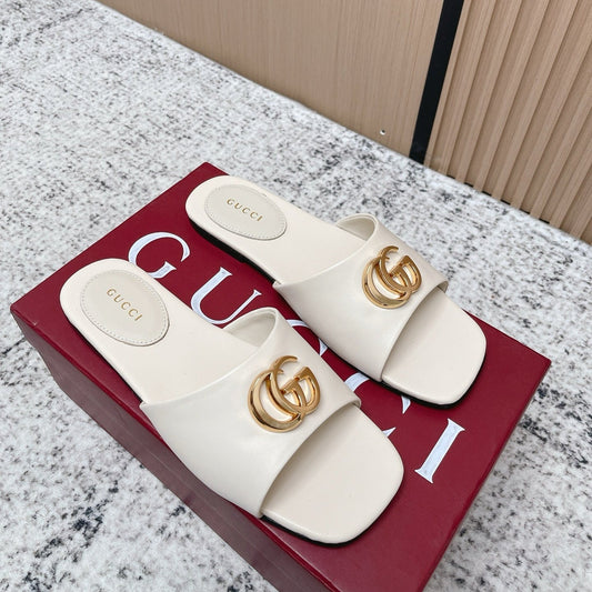 ШЛЬОПАНЦІ GUCCI 26S З КРЕМОВО-БІЛОЇ ТЕЛЯЧОЇ ШКІРИ ІЗ ЗОЛОТИСТОЮ ФУРНІТУРОЮ