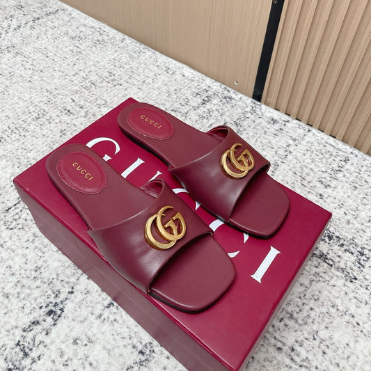 ШКІРЯНІ ШЛЬОПАНЦІ GUCCI 26S ТЕМНО-ЧЕРВОНОГО КОЛЬОРУ ІЗ ЗОЛОТИСТОЮ ФУРНІТУРОЮ